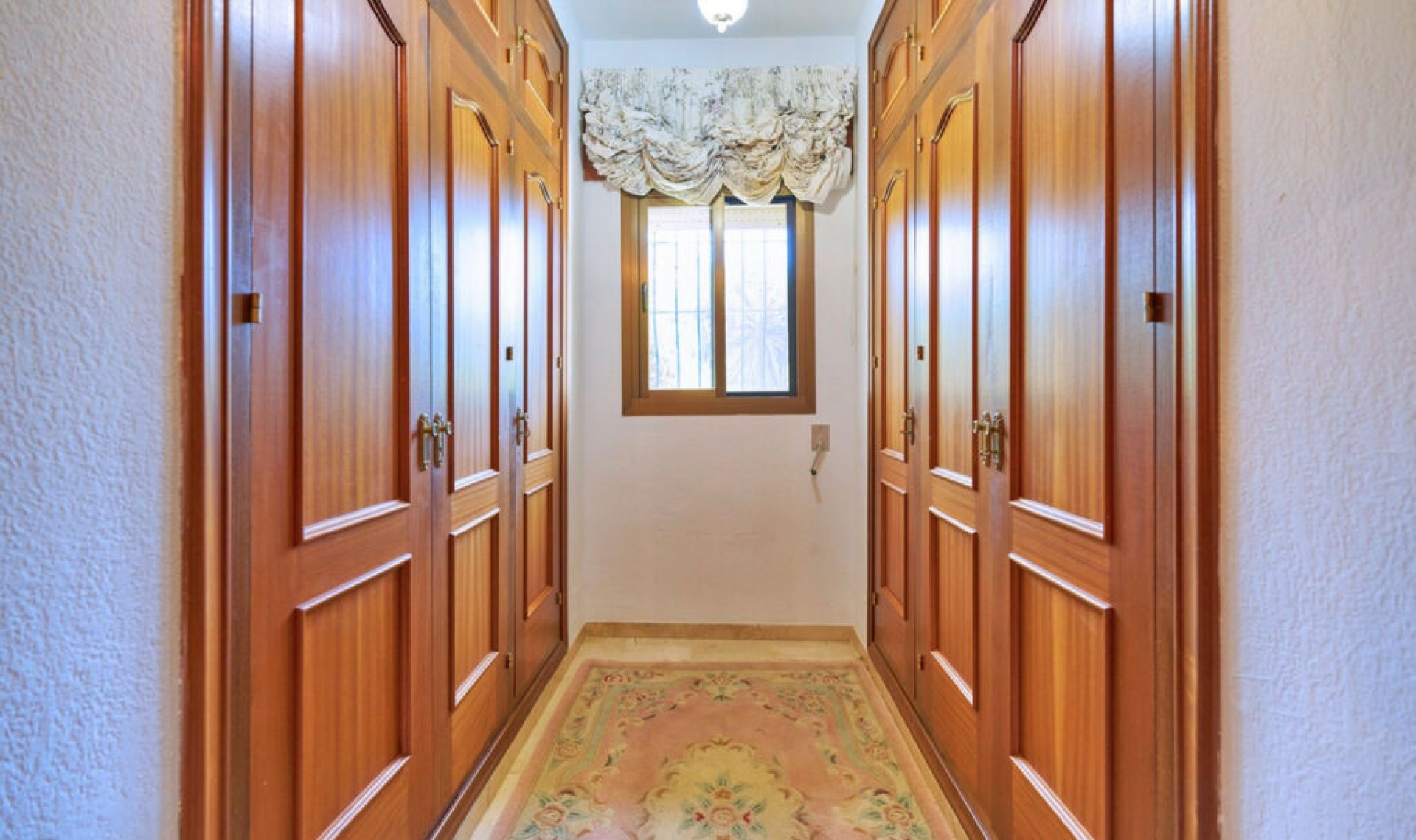 Resale - House -
Estepona