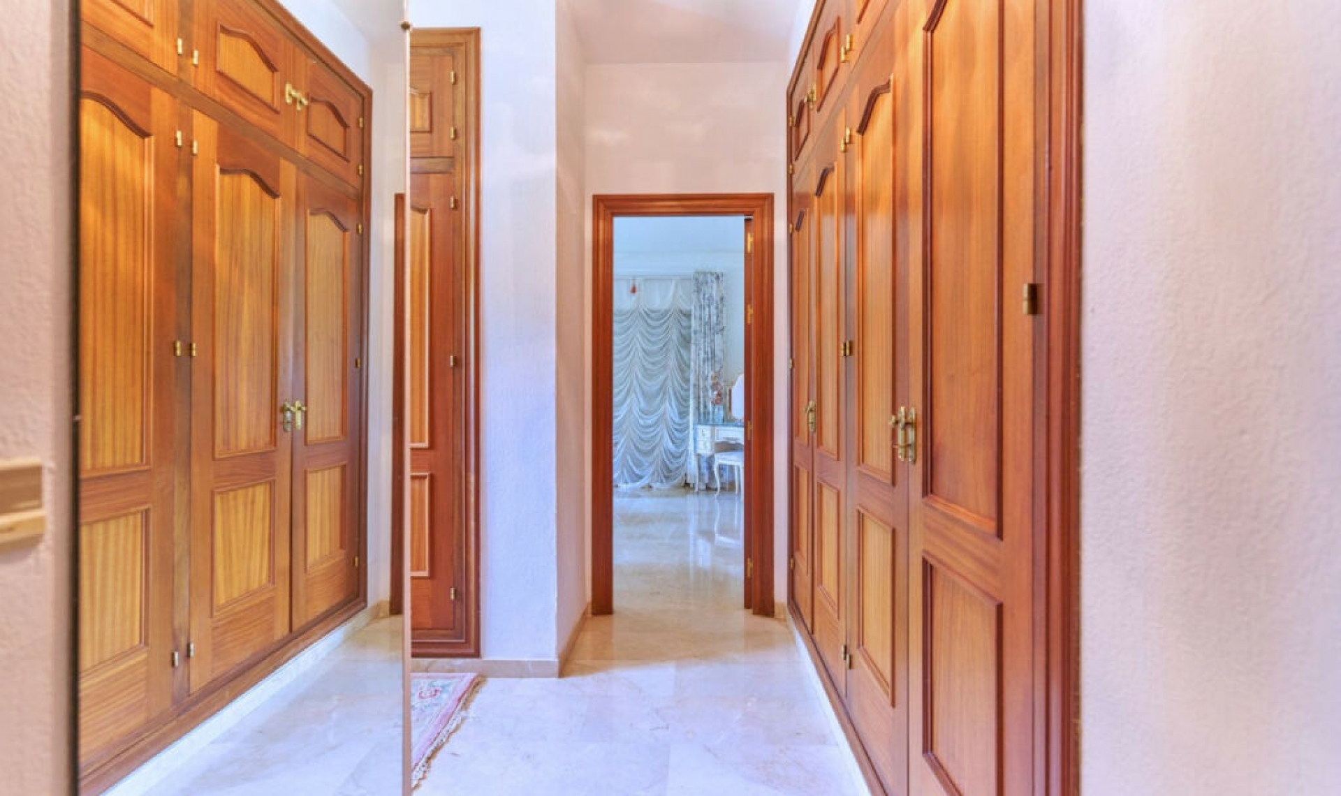 Resale - House -
Estepona