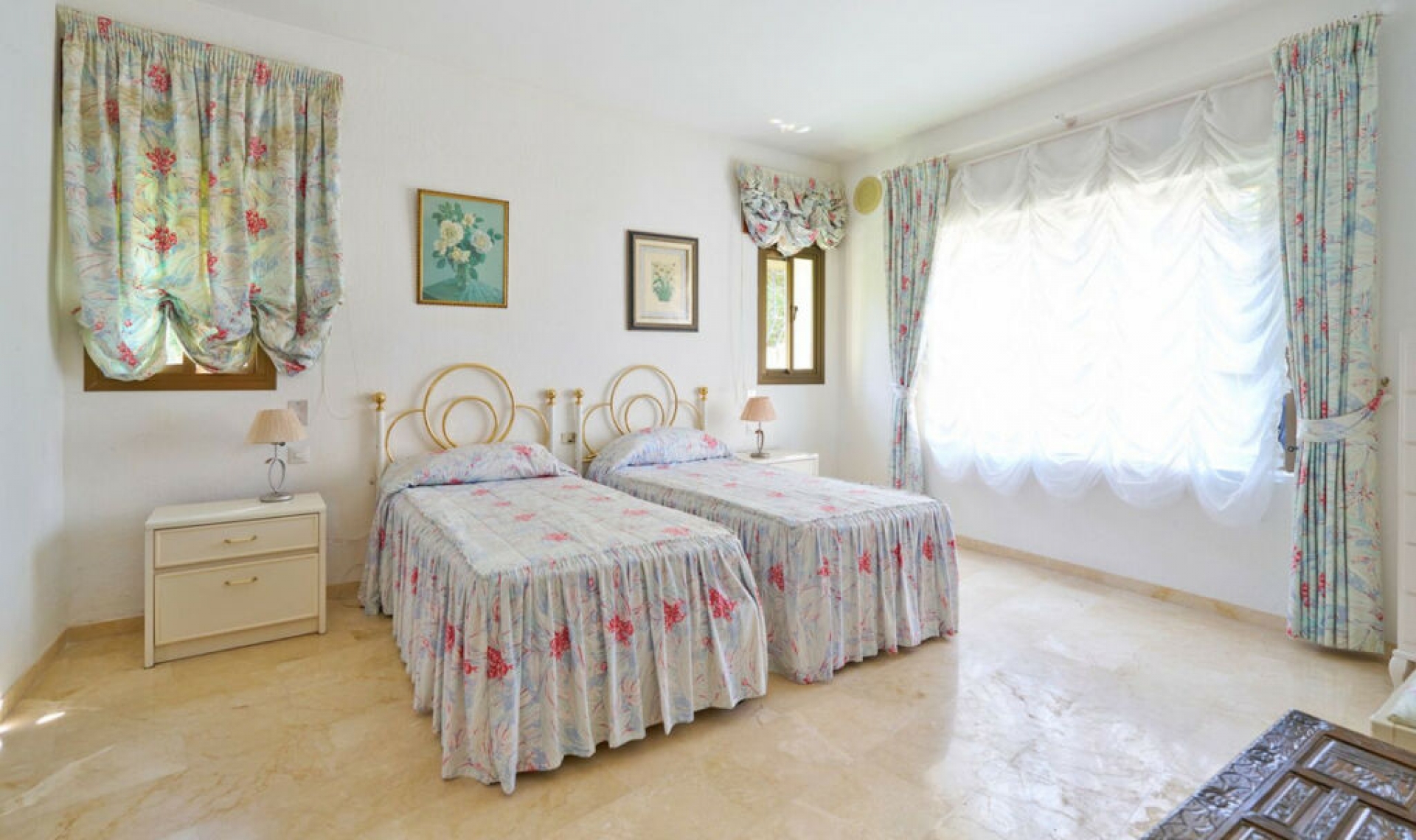 Resale - House -
Estepona