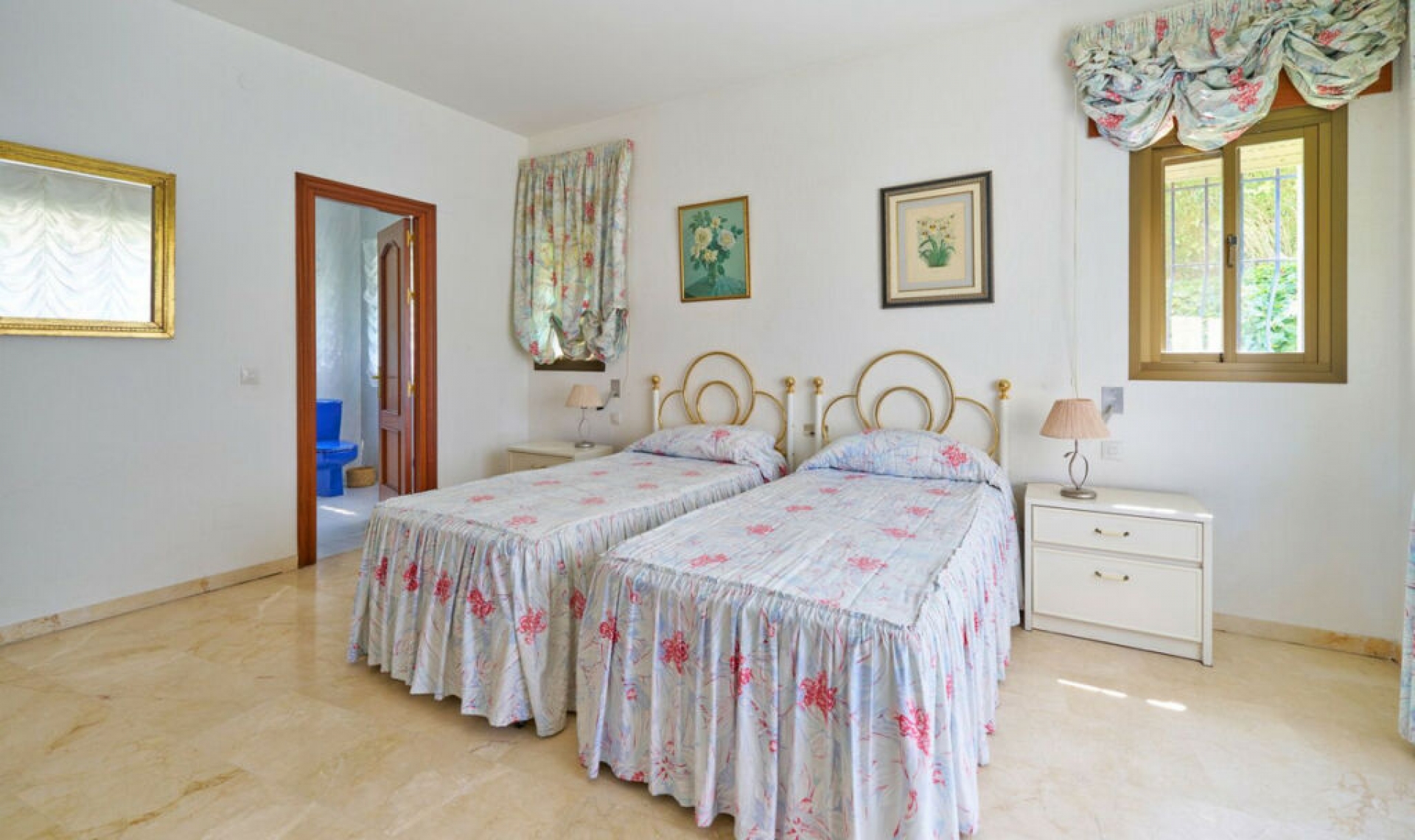 Resale - House -
Estepona