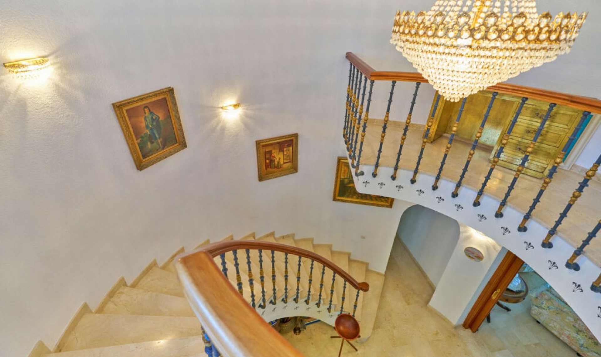 Resale - House -
Estepona