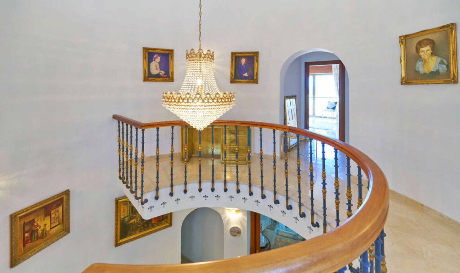 Resale - House -
Estepona