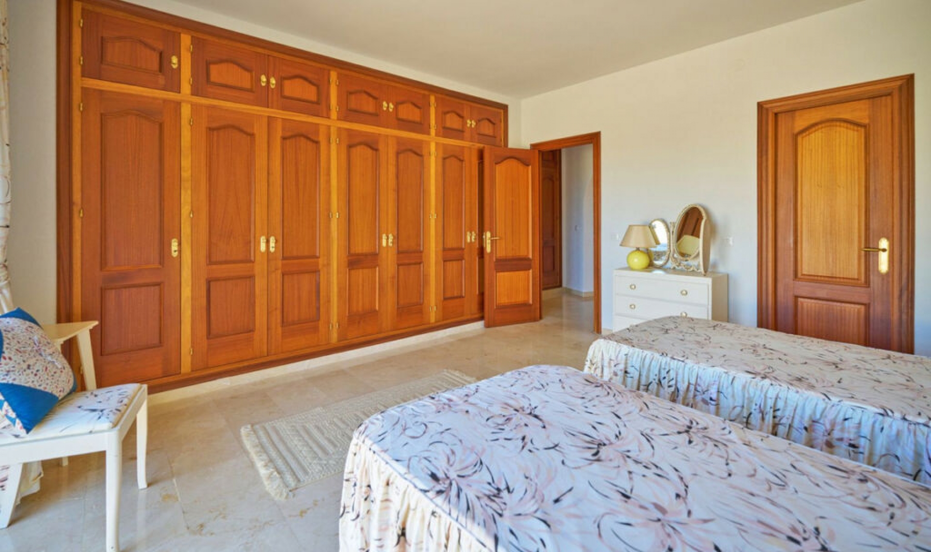 Resale - House -
Estepona