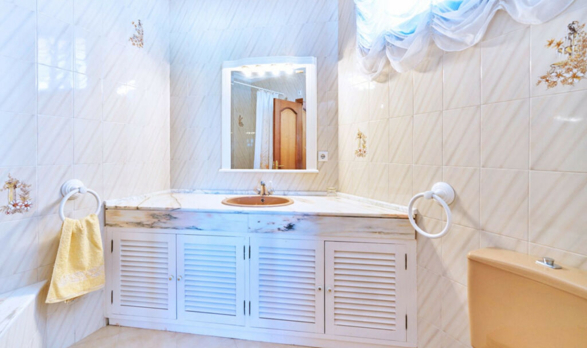 Resale - House -
Estepona