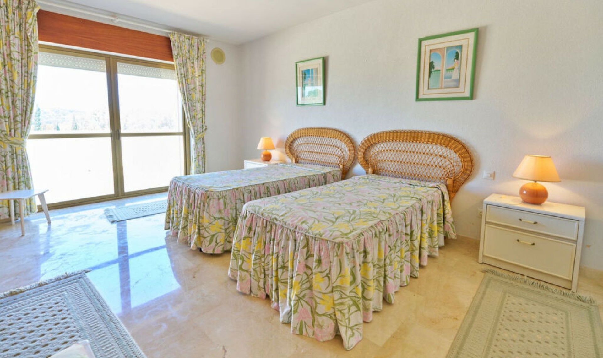 Resale - House -
Estepona