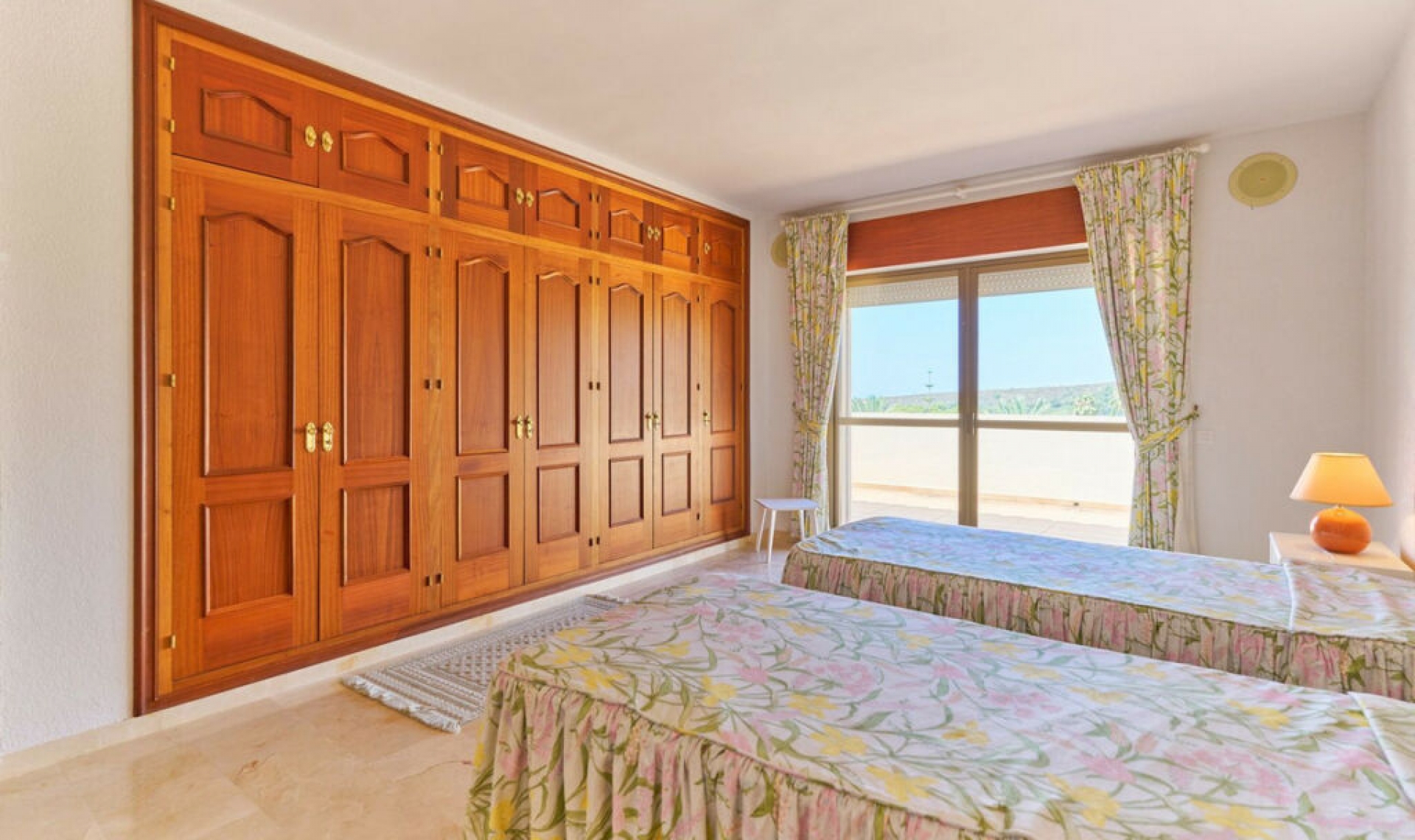 Resale - House -
Estepona