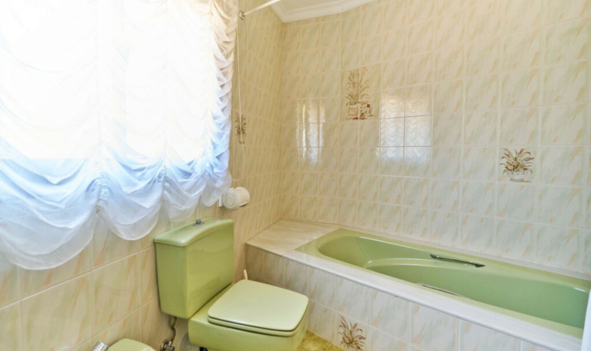 Resale - House -
Estepona