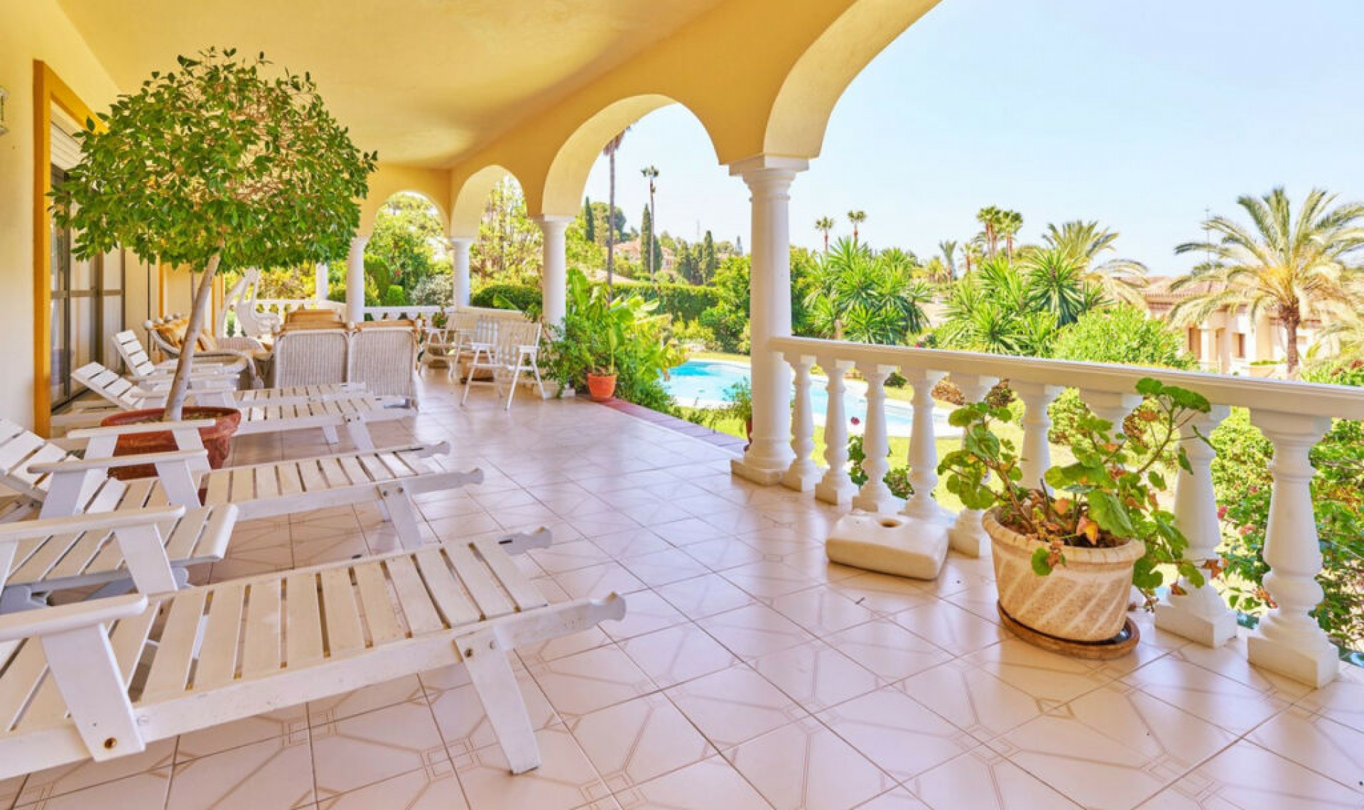 Resale - House -
Estepona