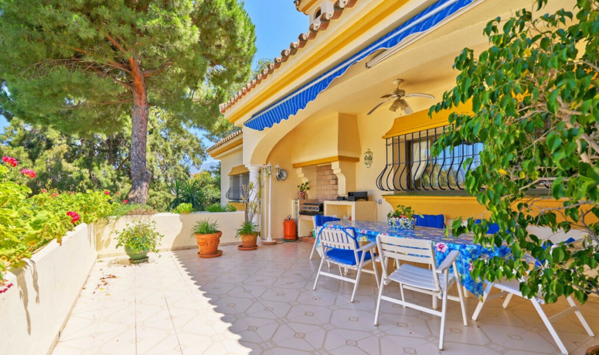 Resale - House -
Estepona
