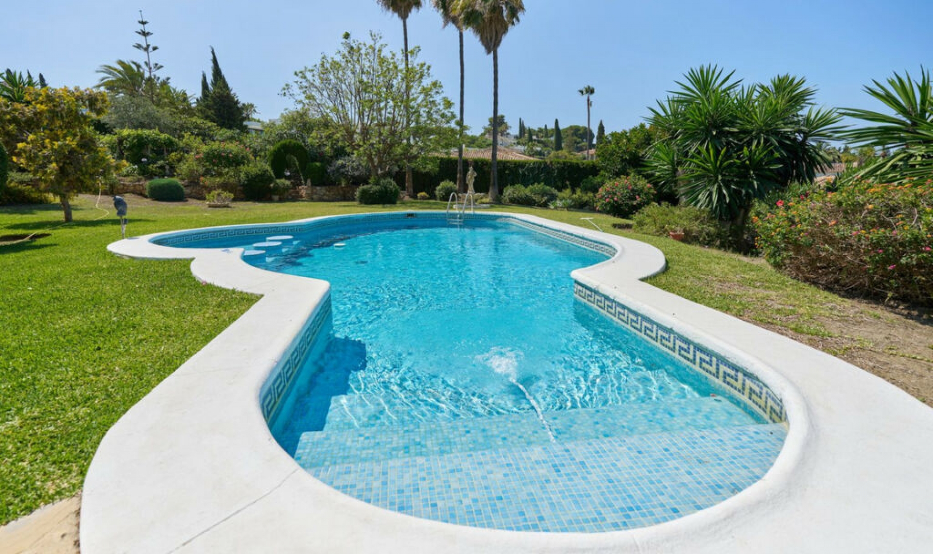 Resale - House -
Estepona