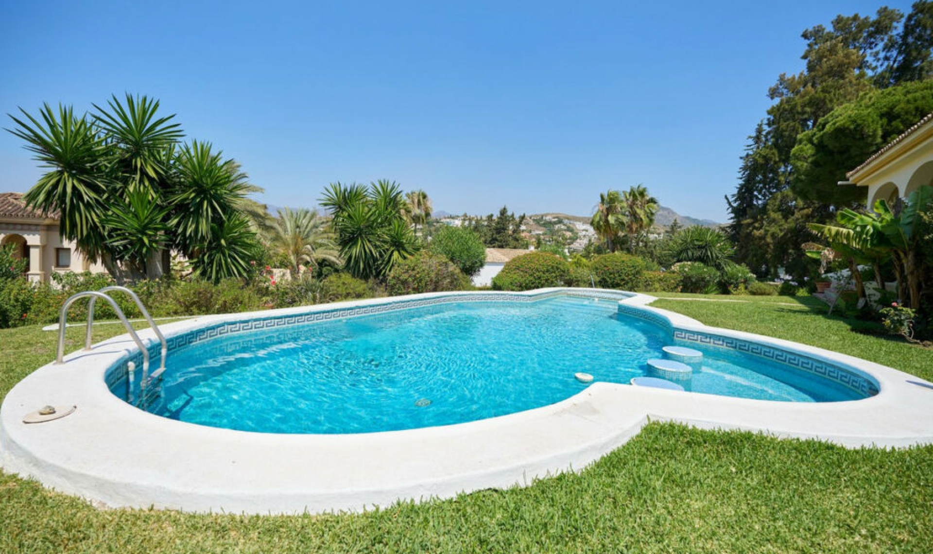 Resale - House -
Estepona
