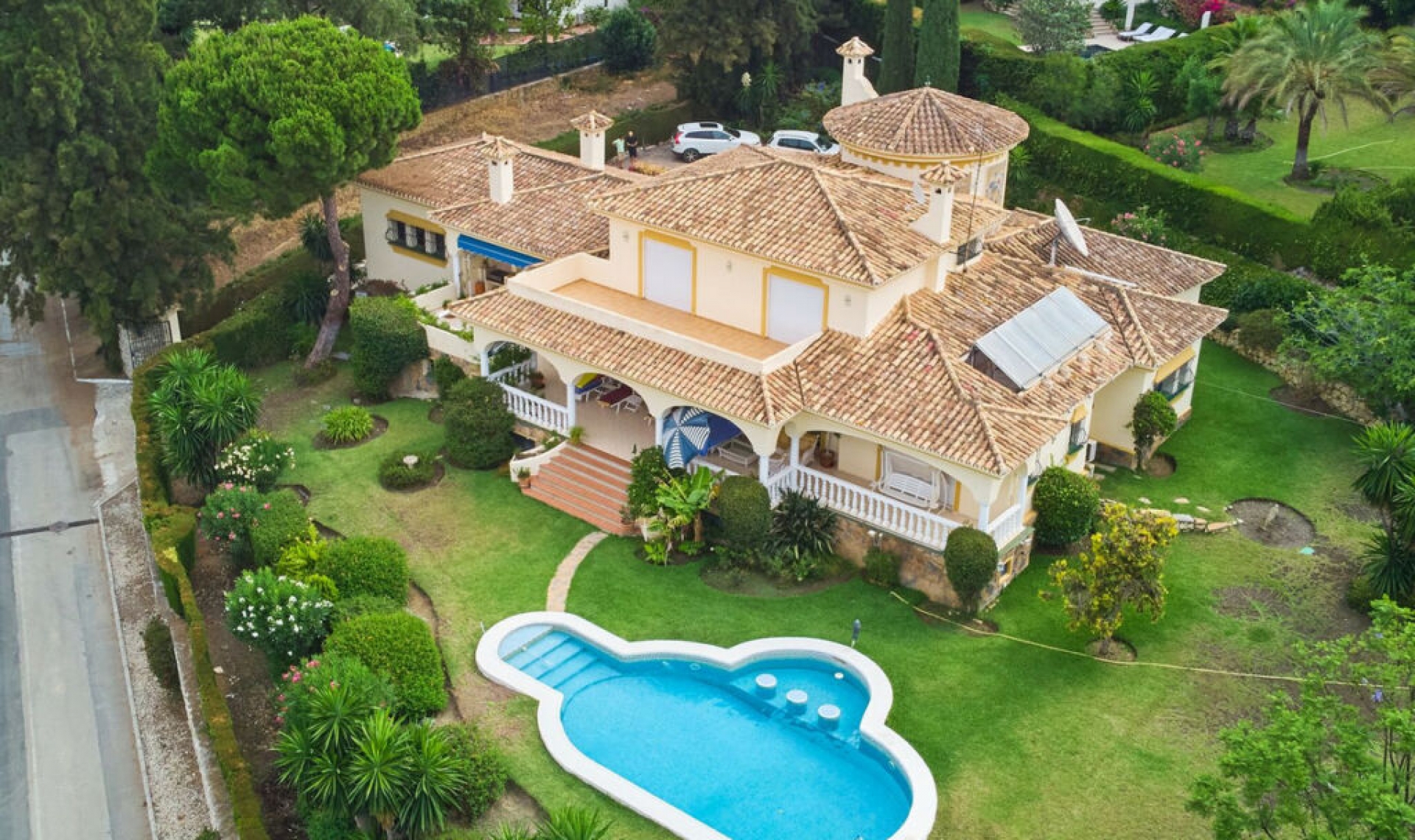 Resale - House -
Estepona