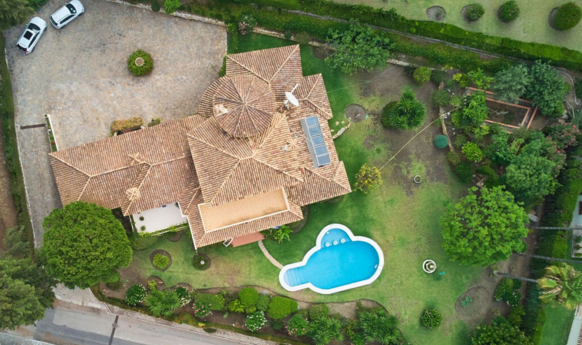 Resale - House -
Estepona