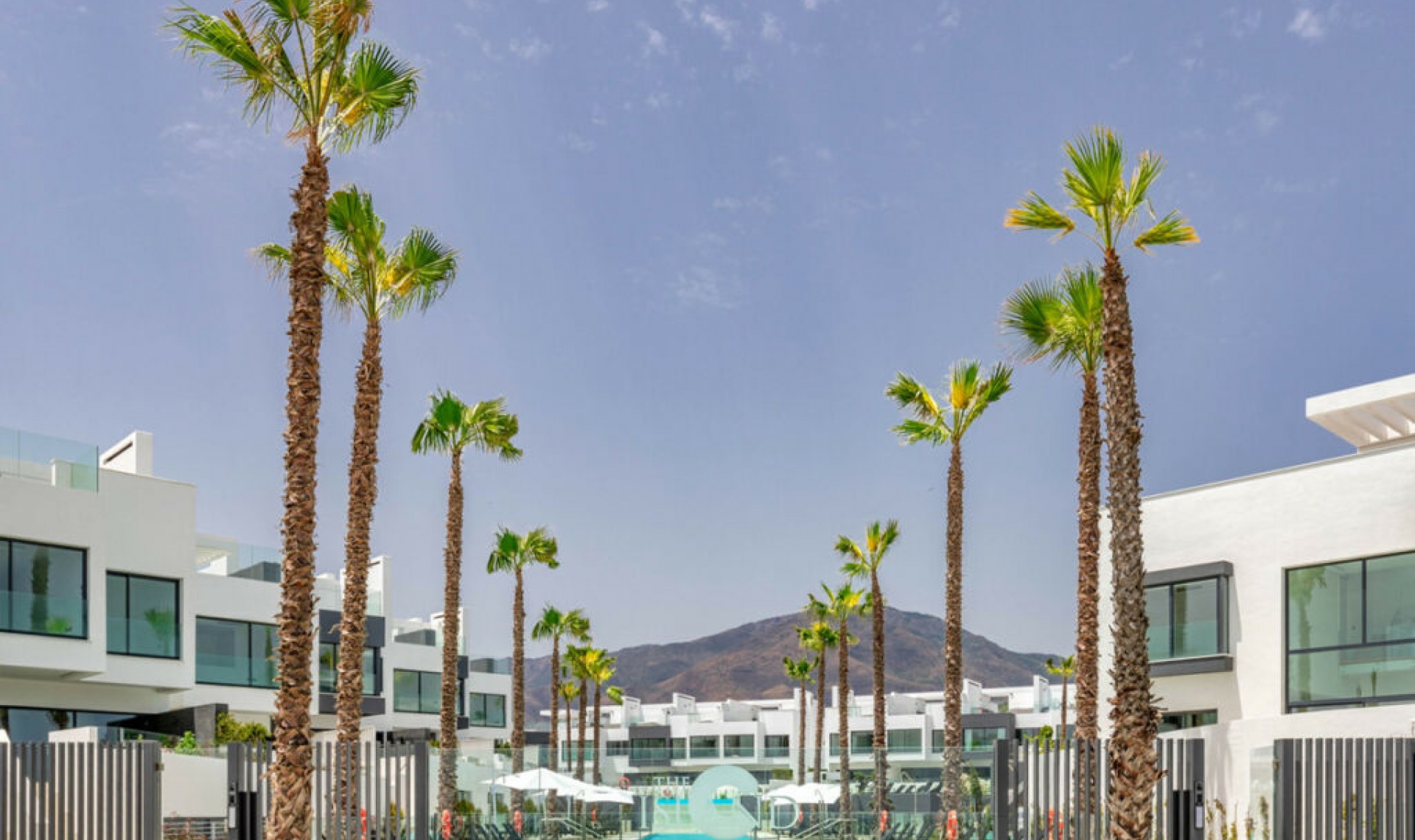 Resale - House -
Estepona