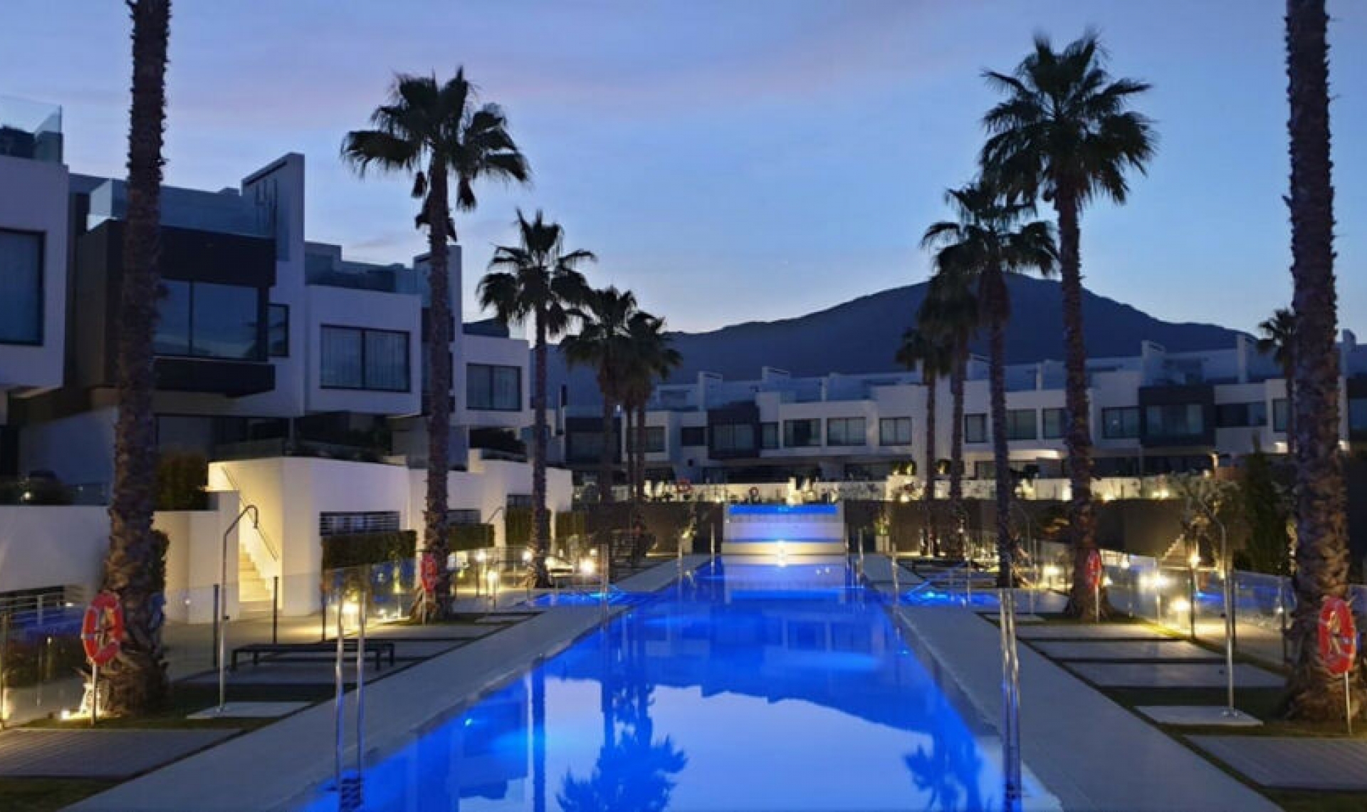 Resale - House -
Estepona