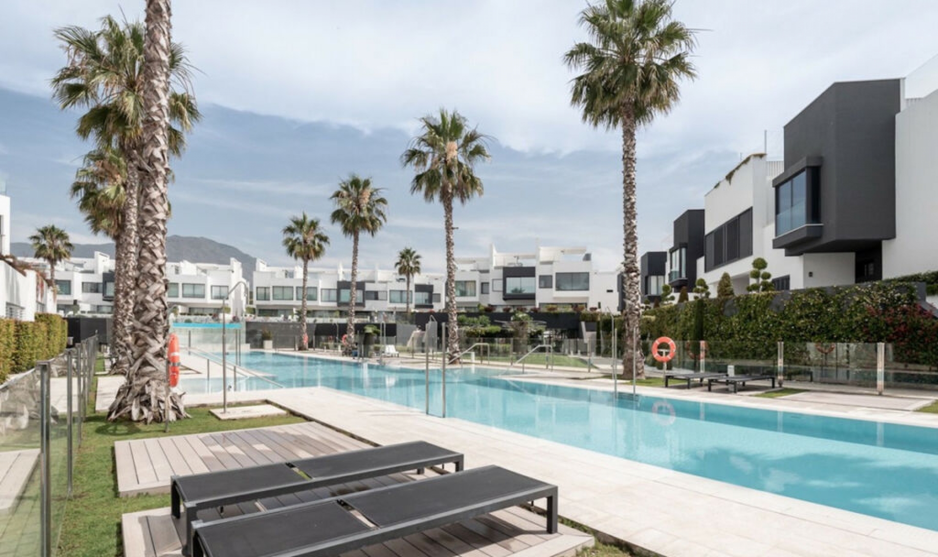 Resale - House -
Estepona