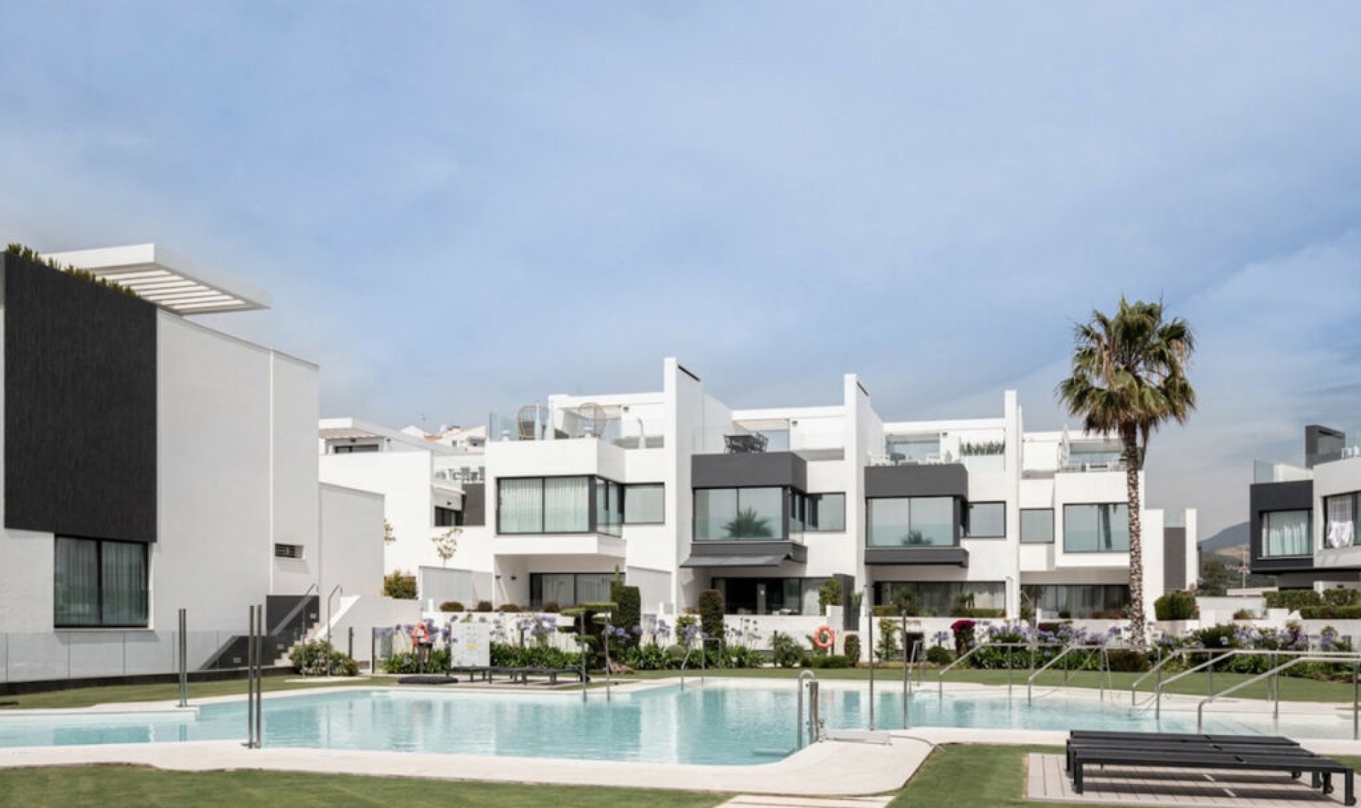 Resale - House -
Estepona