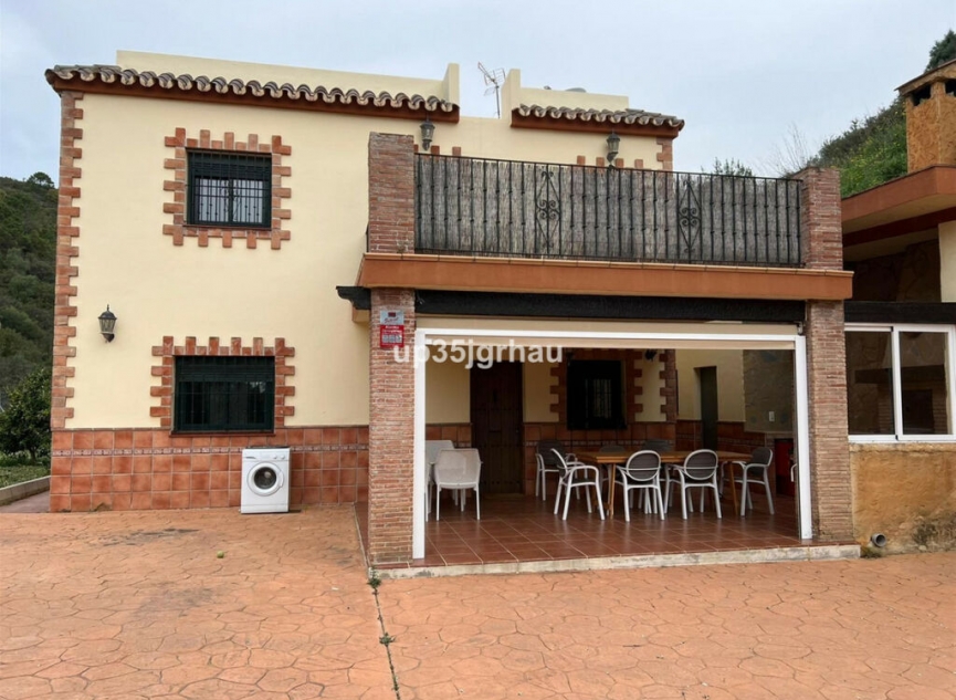 Resale - House -
Estepona