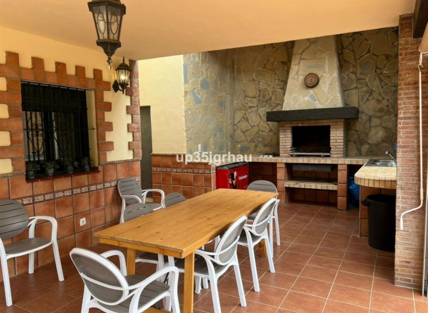 Resale - House -
Estepona