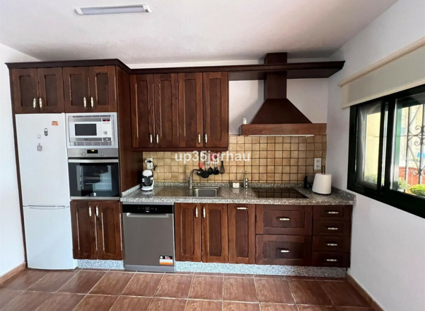 Resale - House -
Estepona