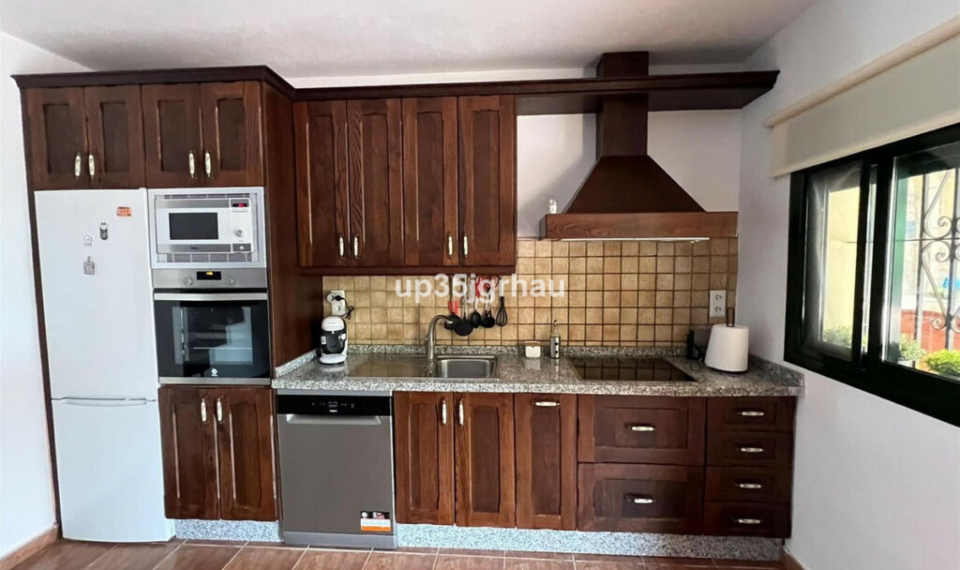 Resale - House -
Estepona