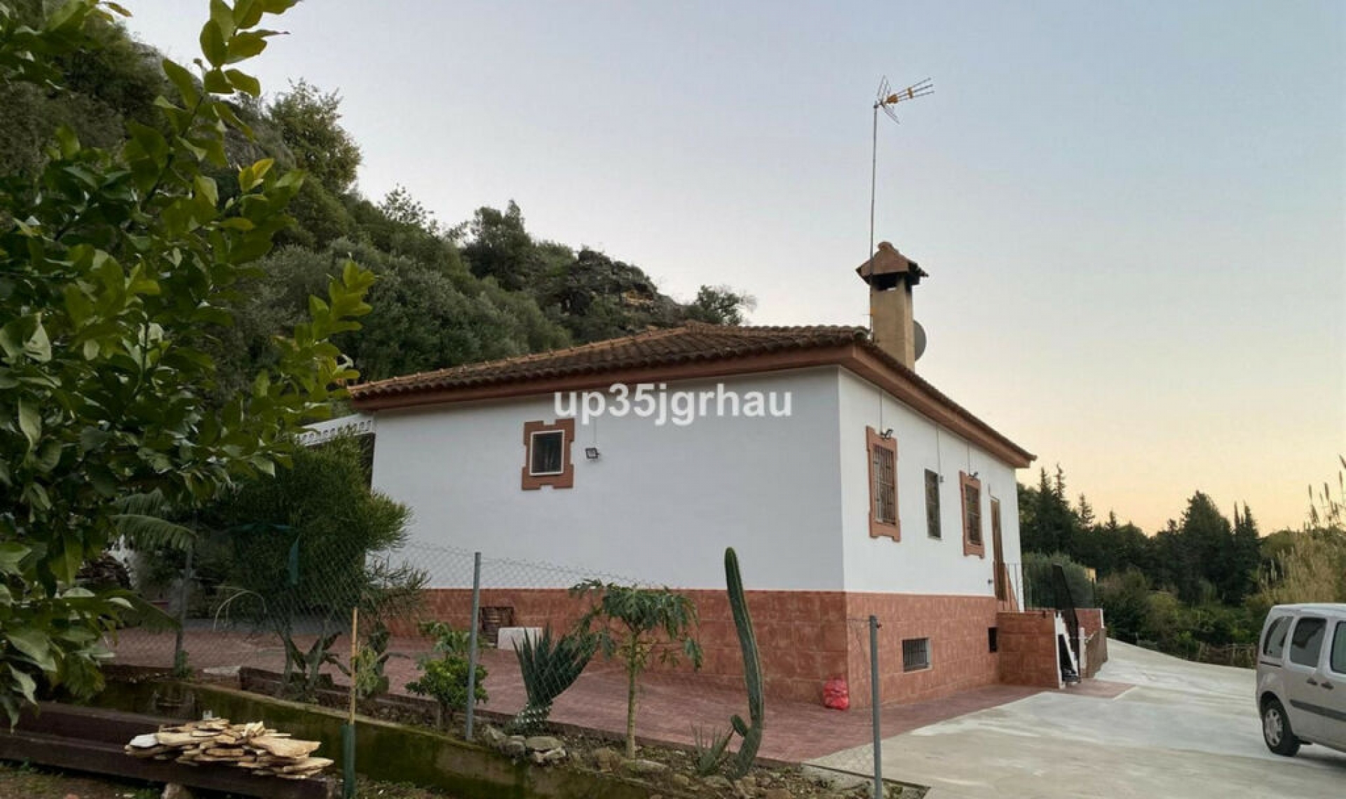Resale - House -
Estepona