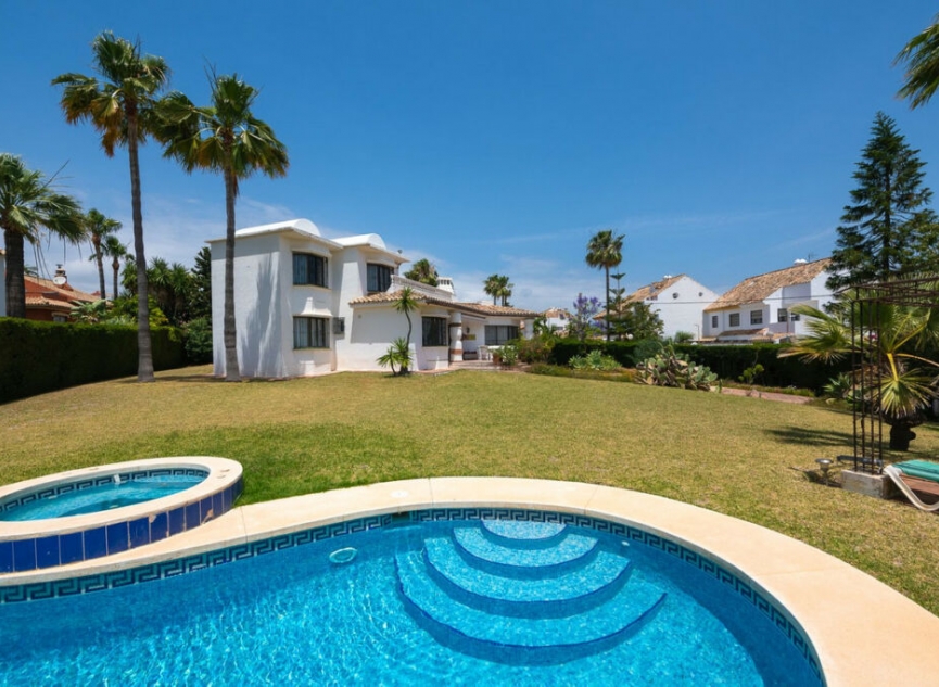 Resale - House -
Estepona