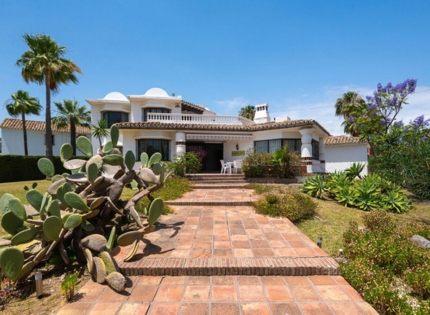 Resale - House -
Estepona