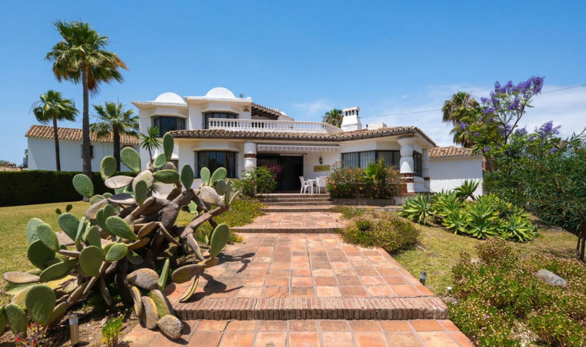 Resale - House -
Estepona