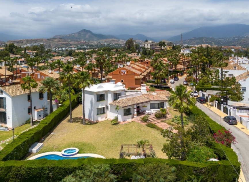 Resale - House -
Estepona