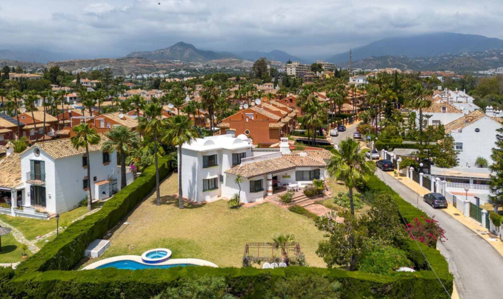 Resale - House -
Estepona