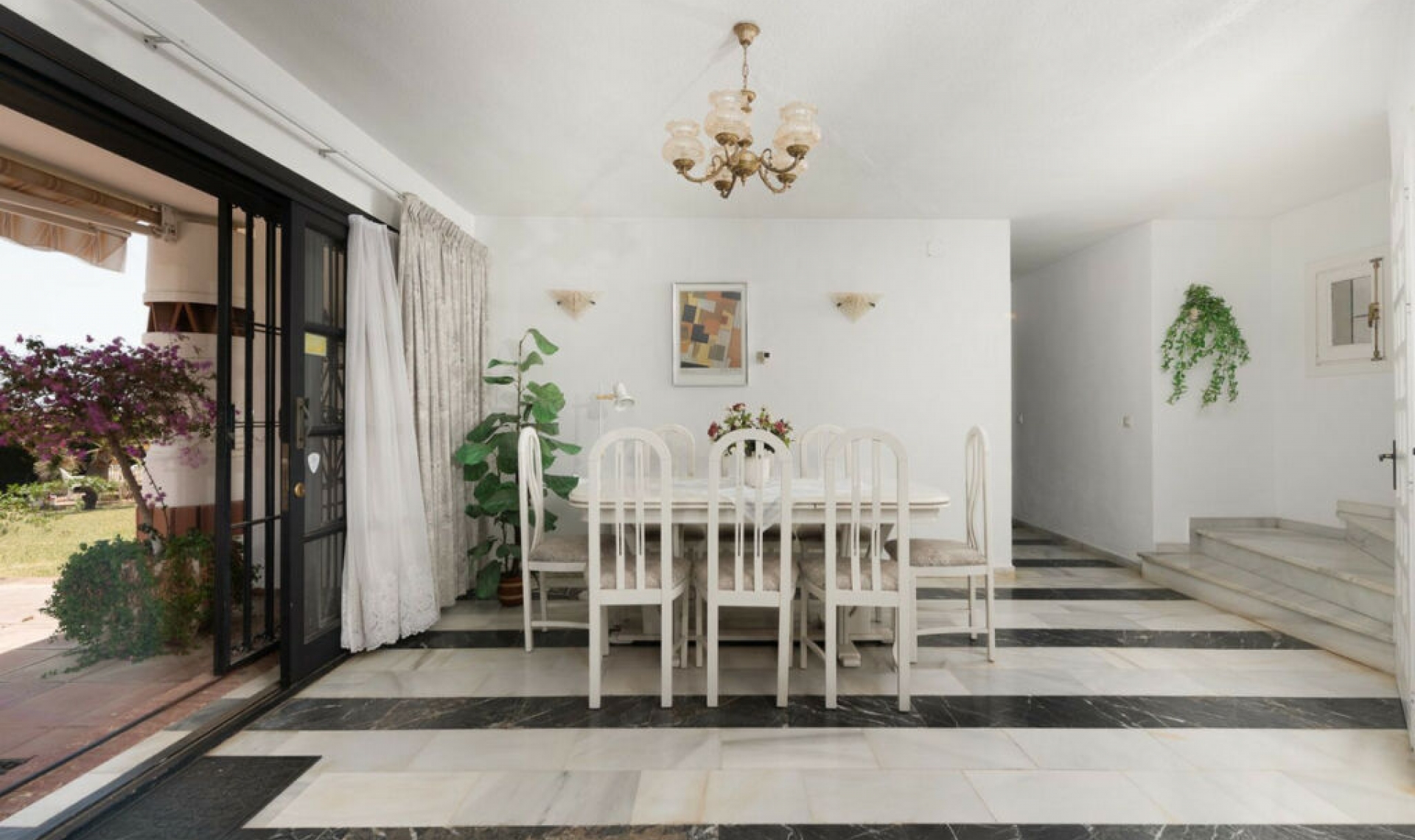 Resale - House -
Estepona