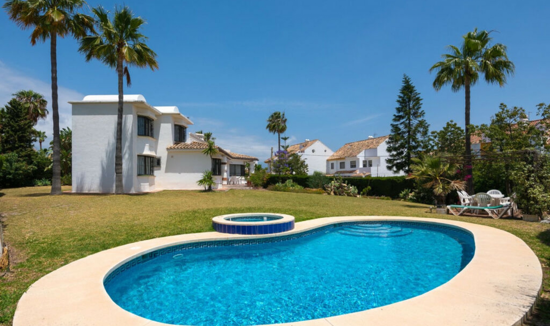 Resale - House -
Estepona