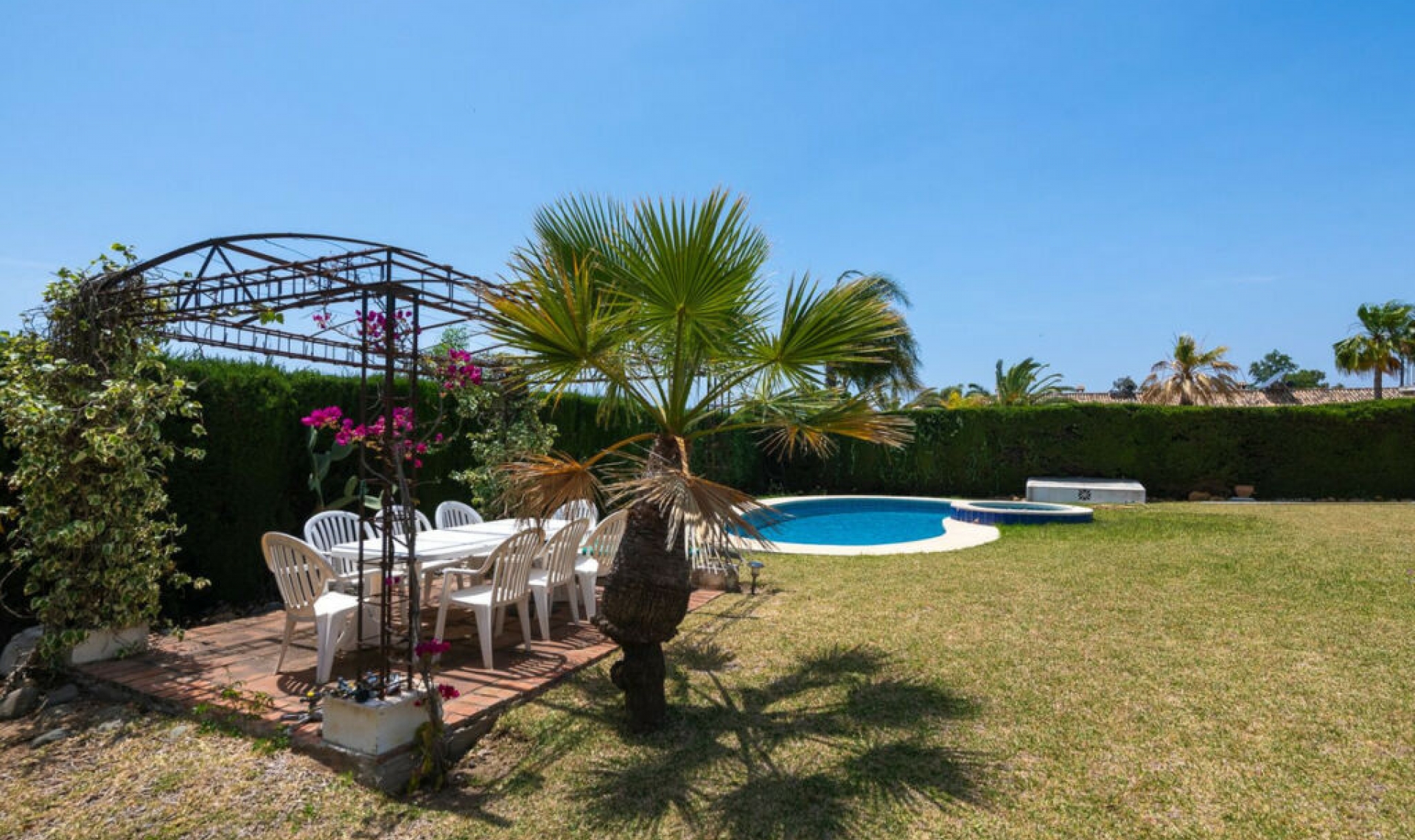 Resale - House -
Estepona