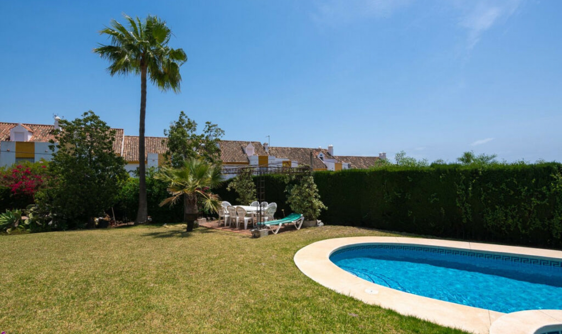 Resale - House -
Estepona