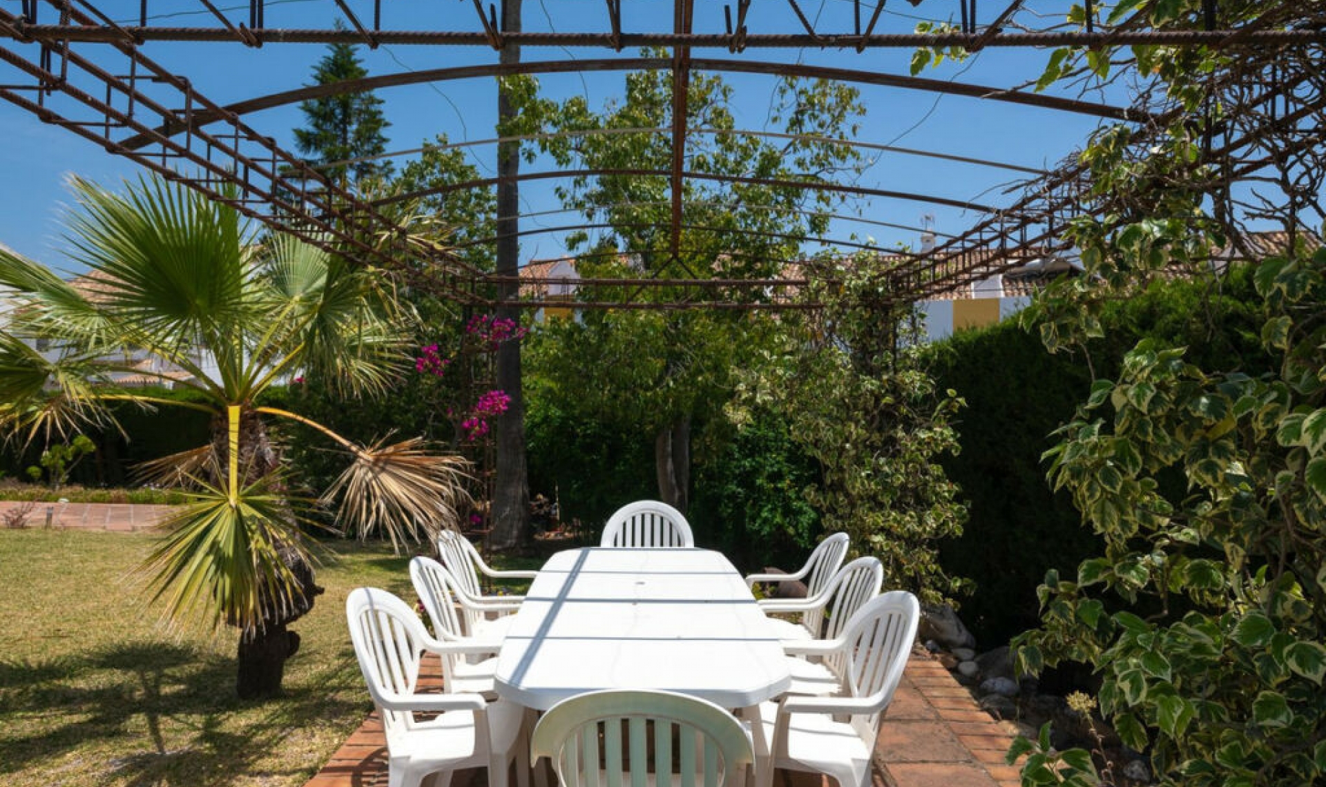 Resale - House -
Estepona