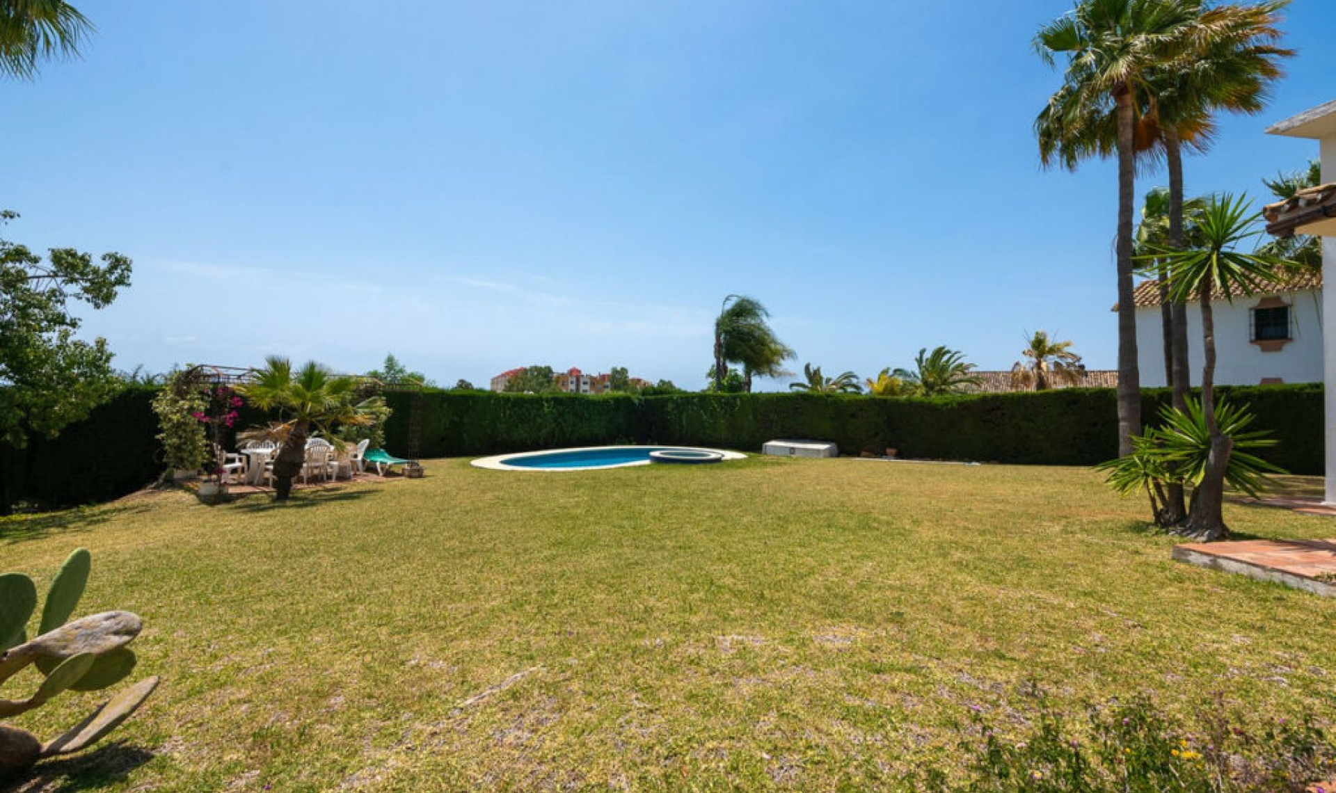 Resale - House -
Estepona