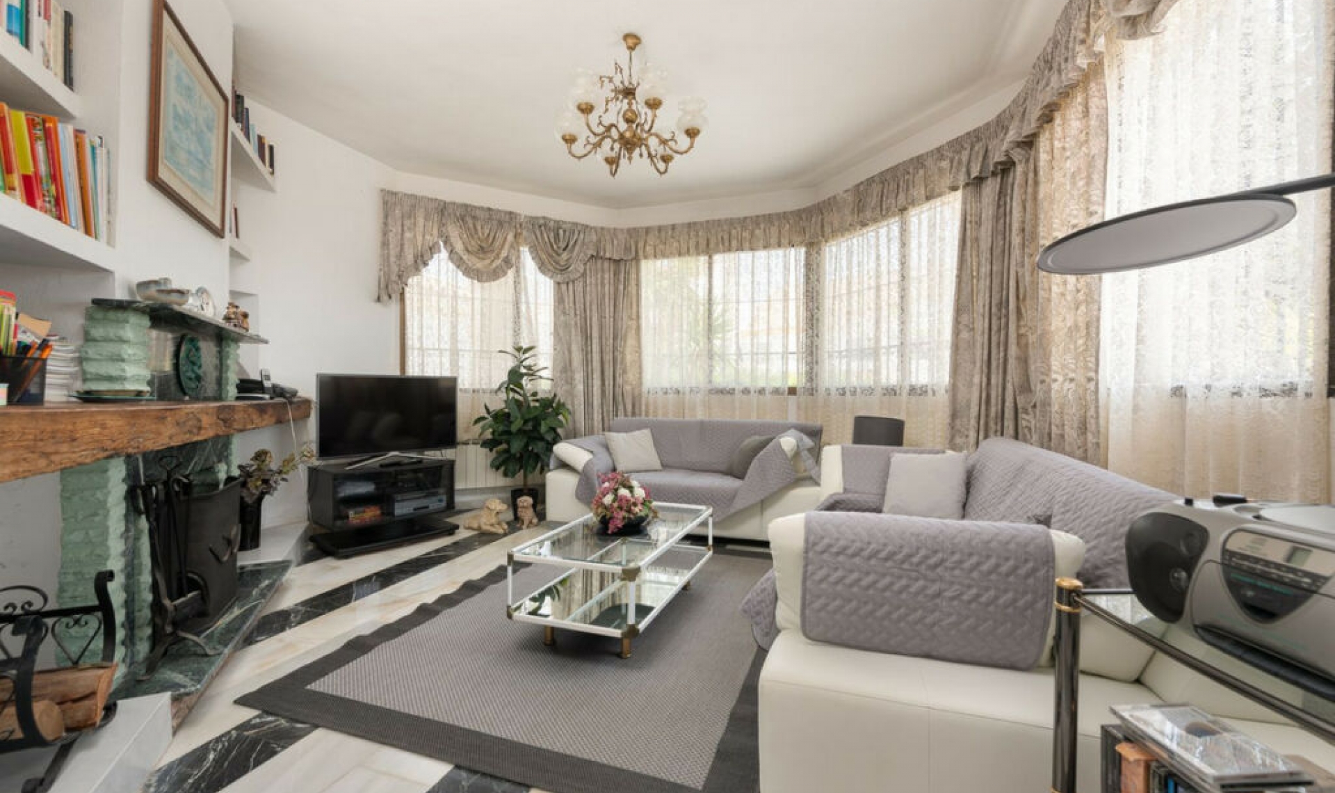 Resale - House -
Estepona