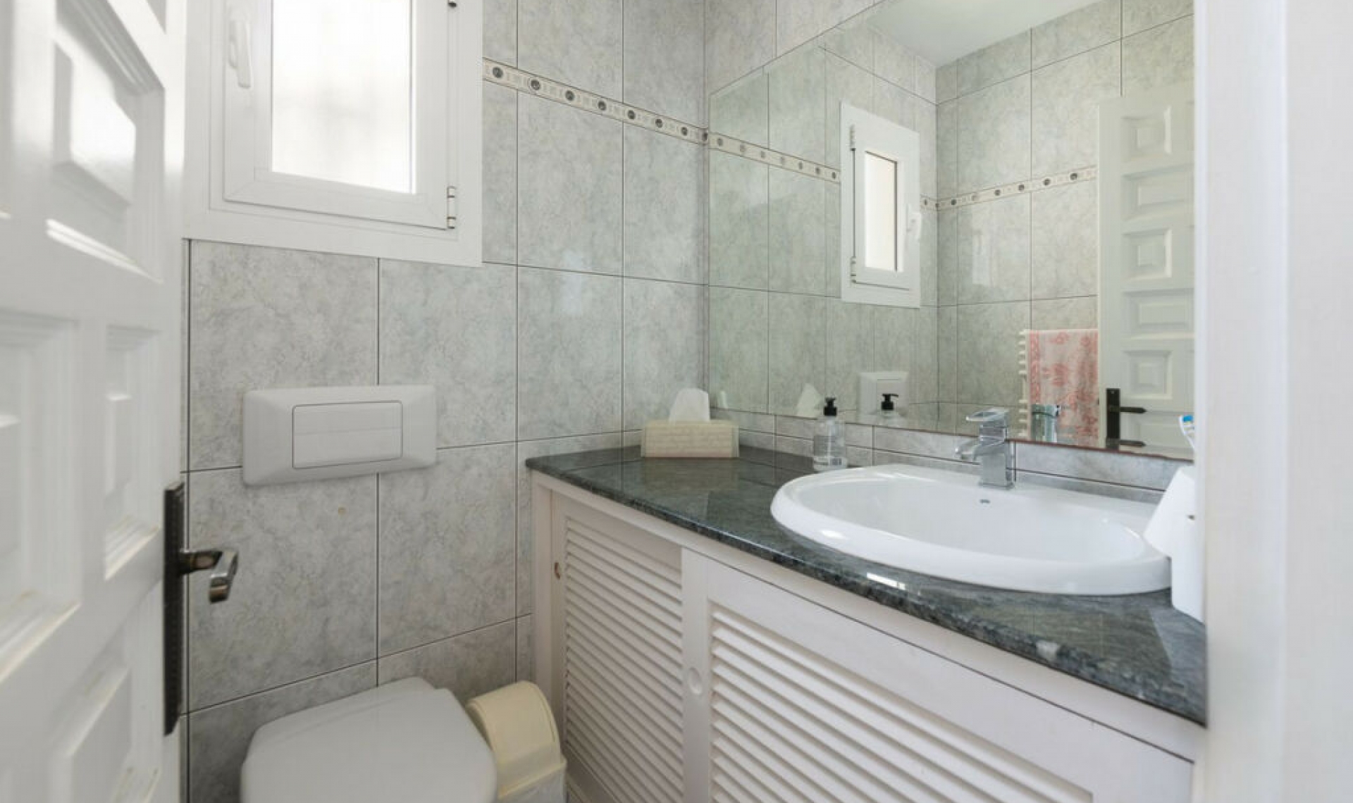 Resale - House -
Estepona