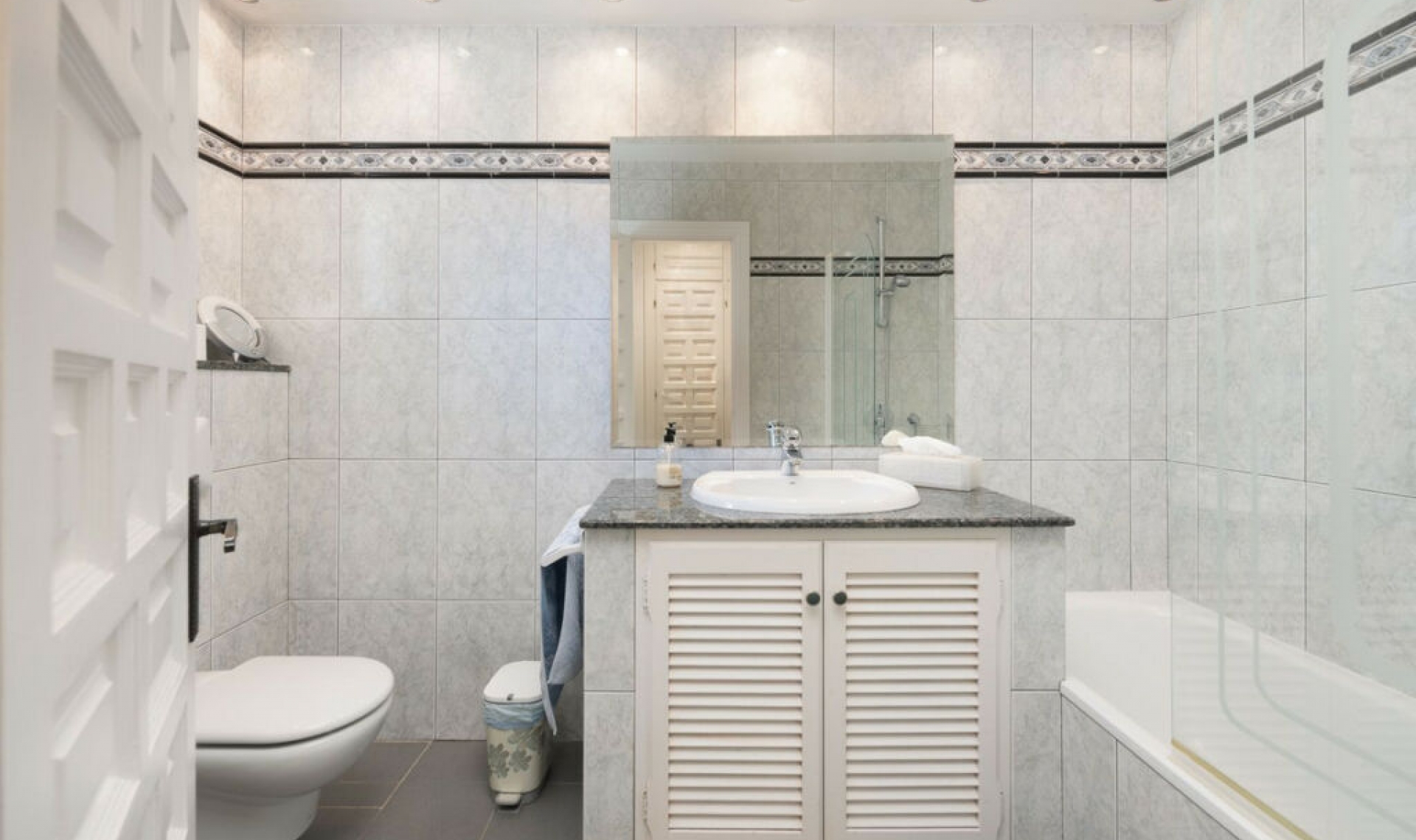 Resale - House -
Estepona