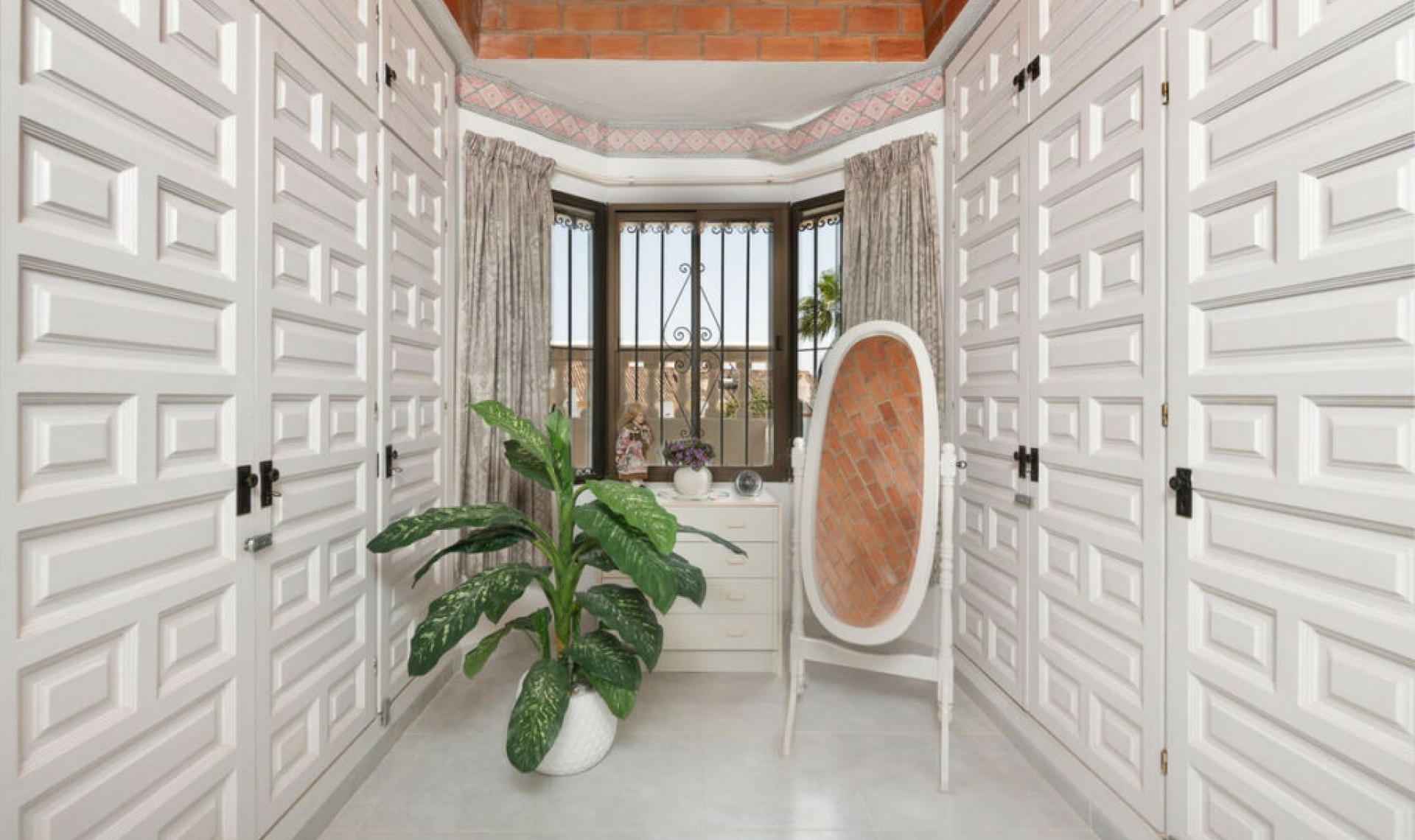 Resale - House -
Estepona
