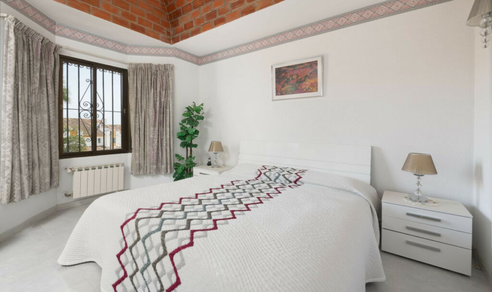 Resale - House -
Estepona