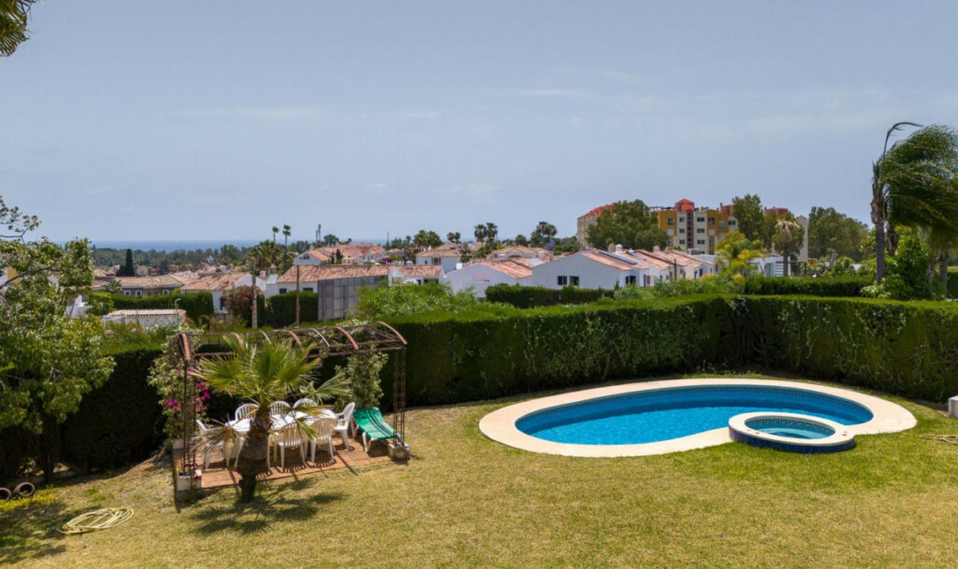 Resale - House -
Estepona
