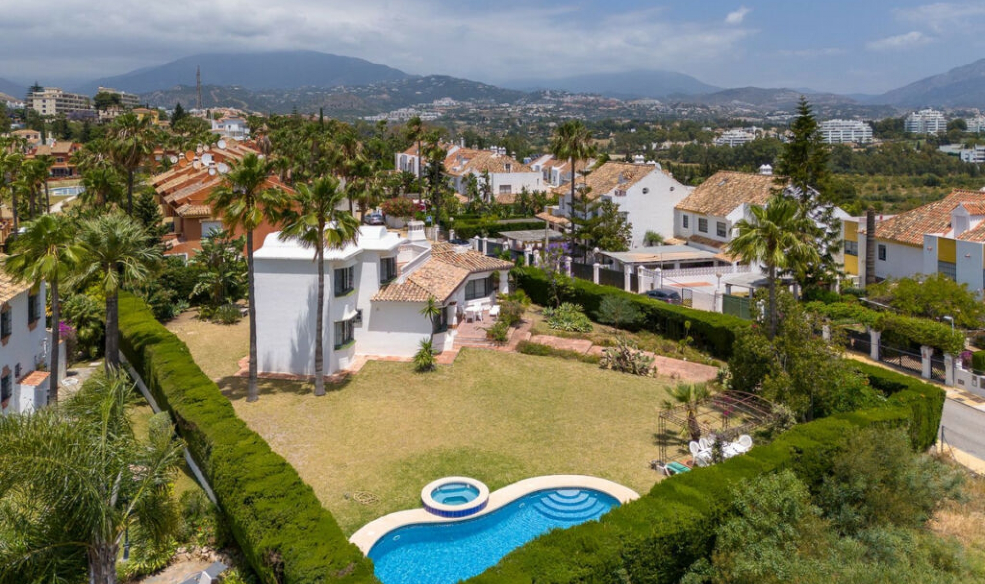 Resale - House -
Estepona
