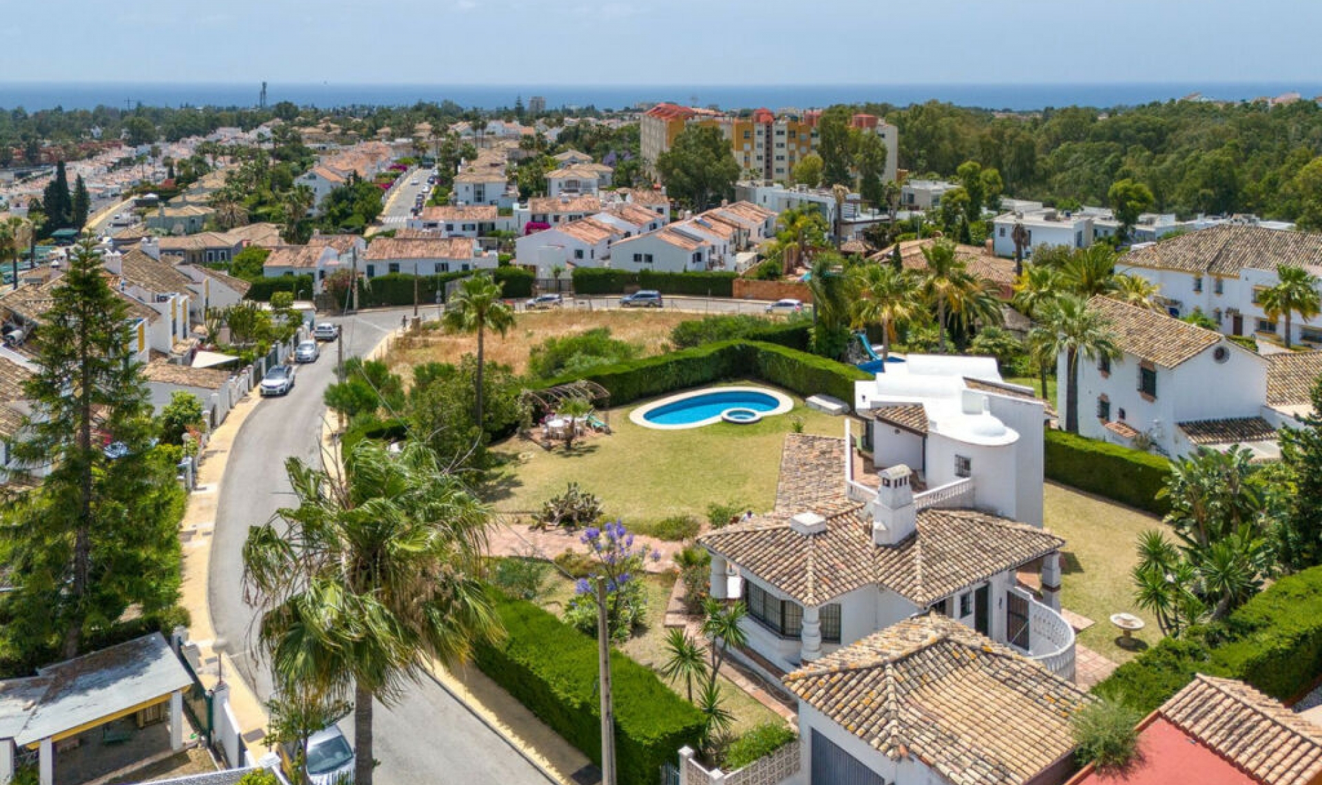 Resale - House -
Estepona