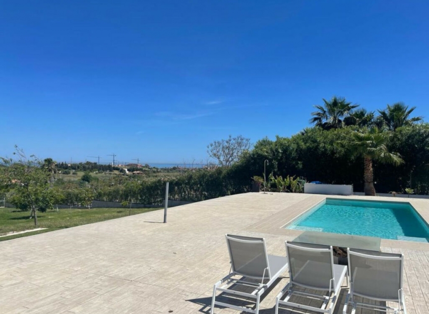 Resale - House -
Estepona