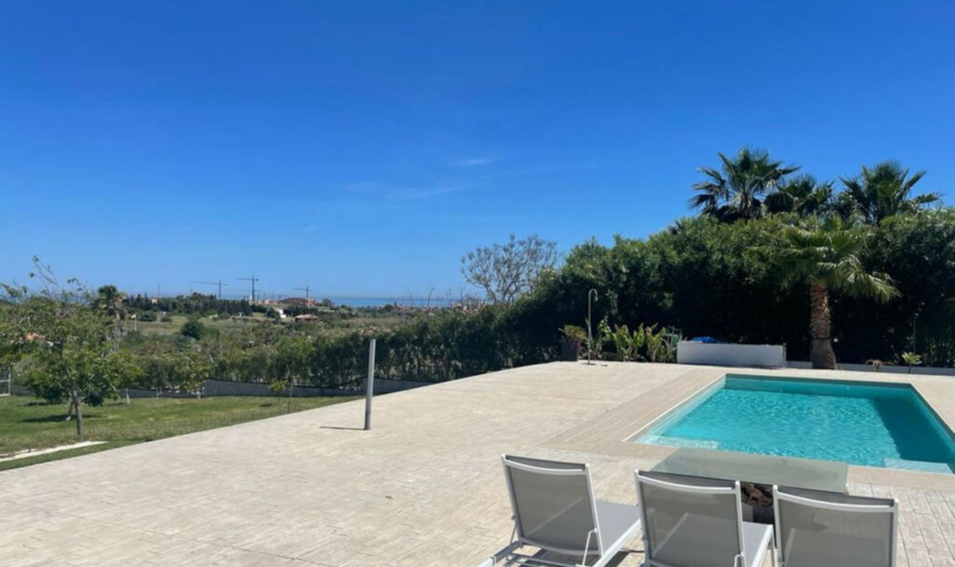 Resale - House -
Estepona