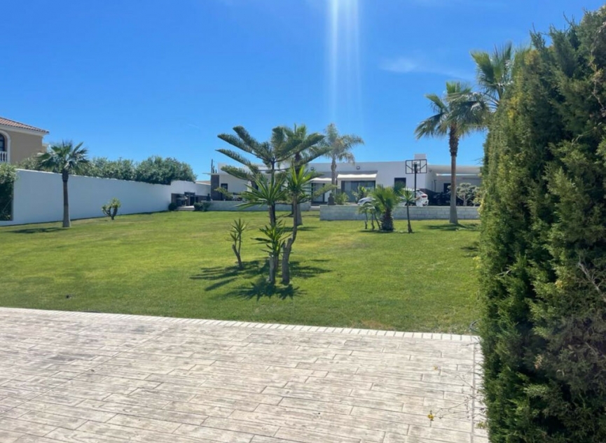 Resale - House -
Estepona