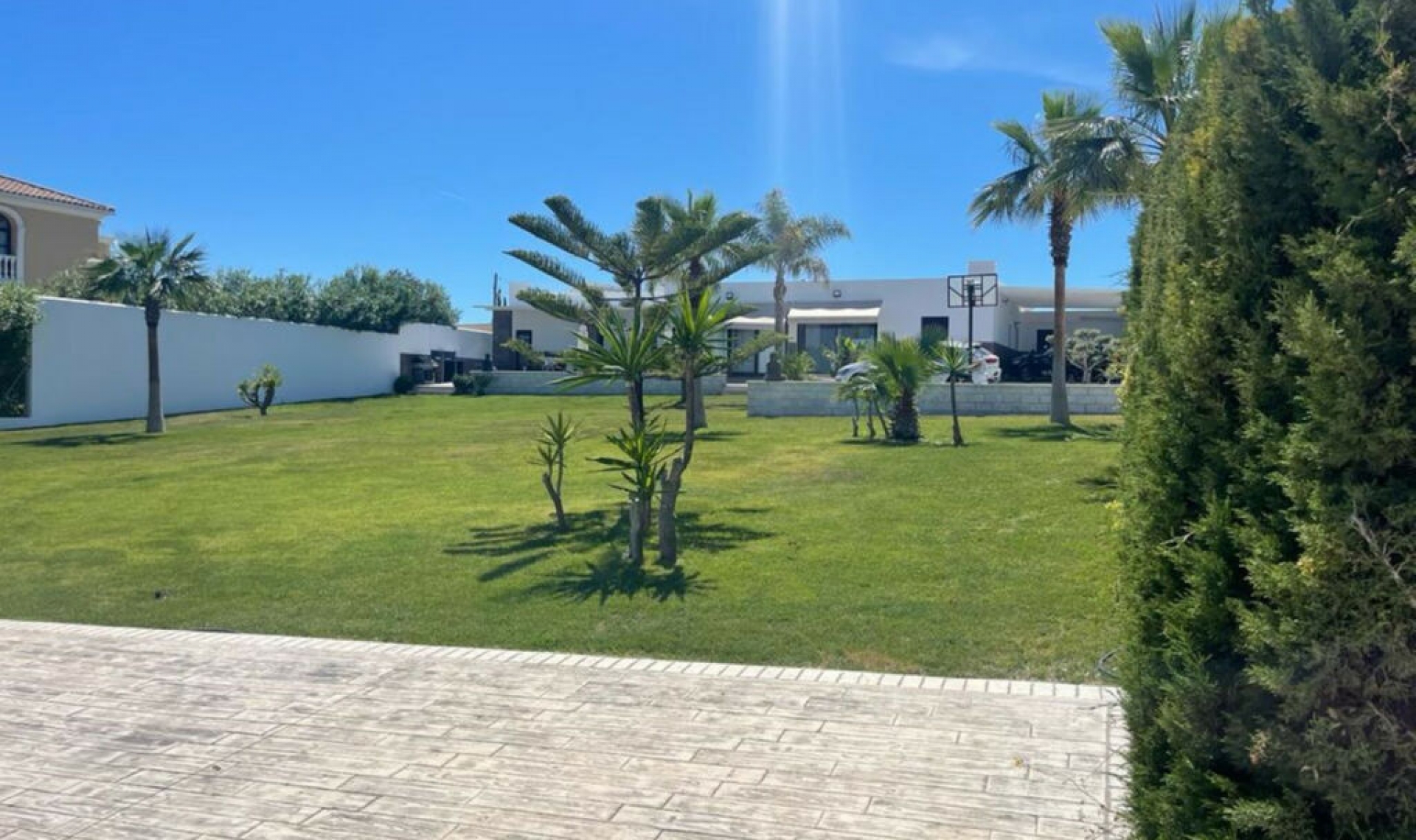 Resale - House -
Estepona