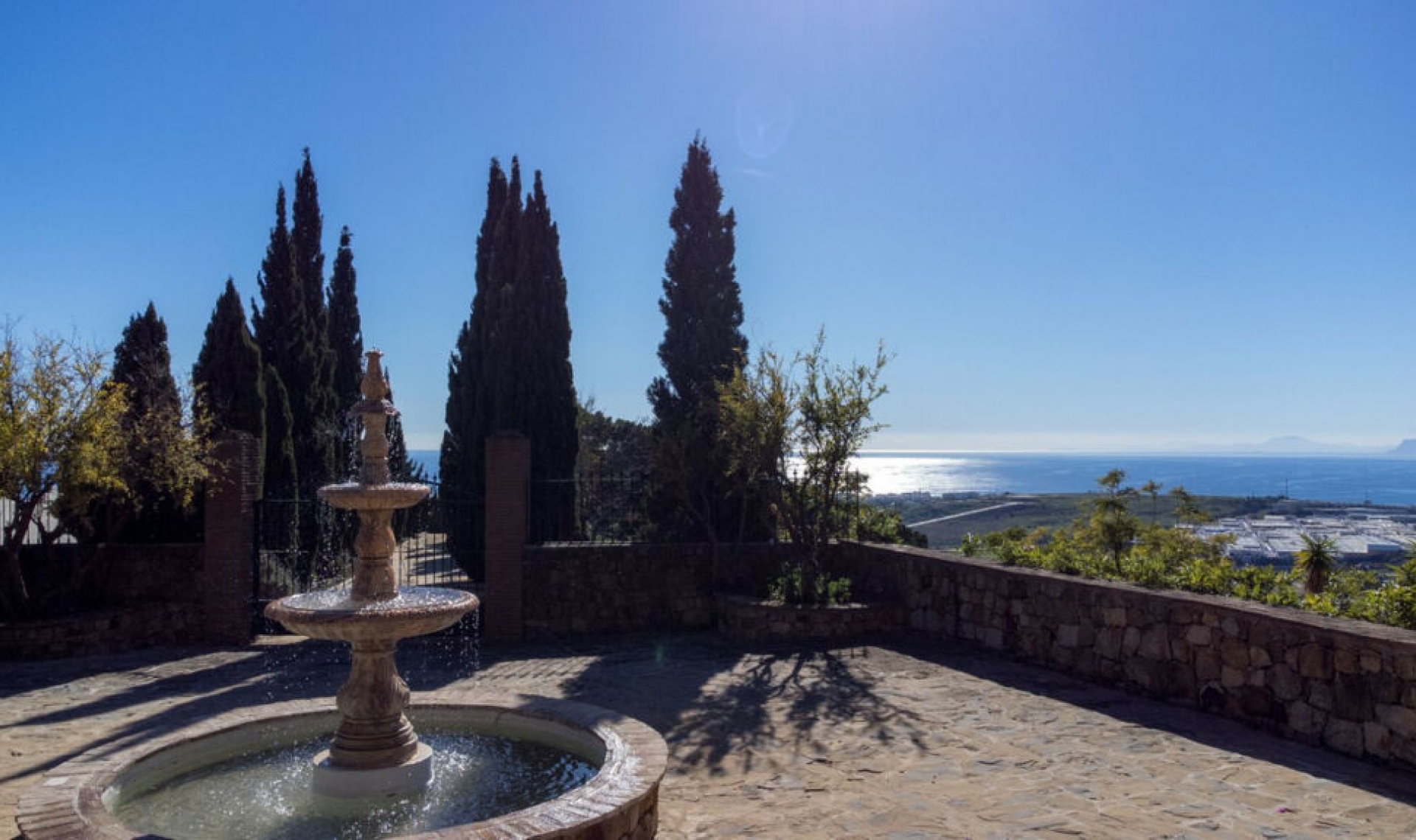 Resale - House -
Estepona